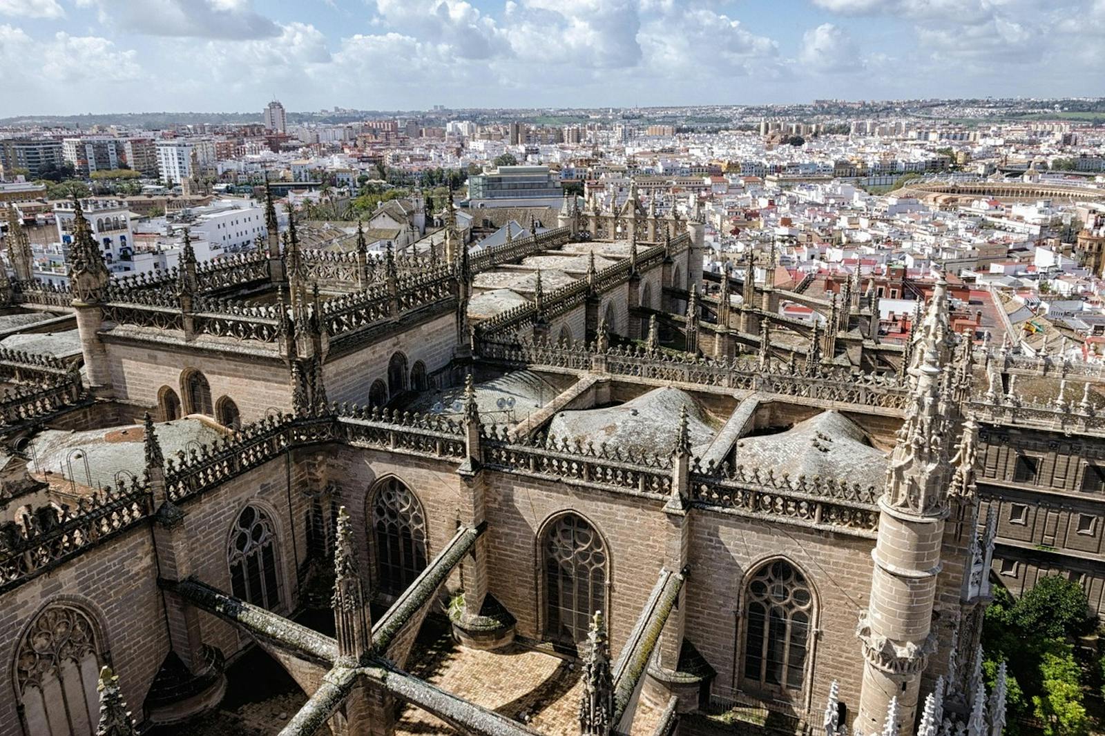 Detaljert luftfoto av takene på Sevilla-katedralen