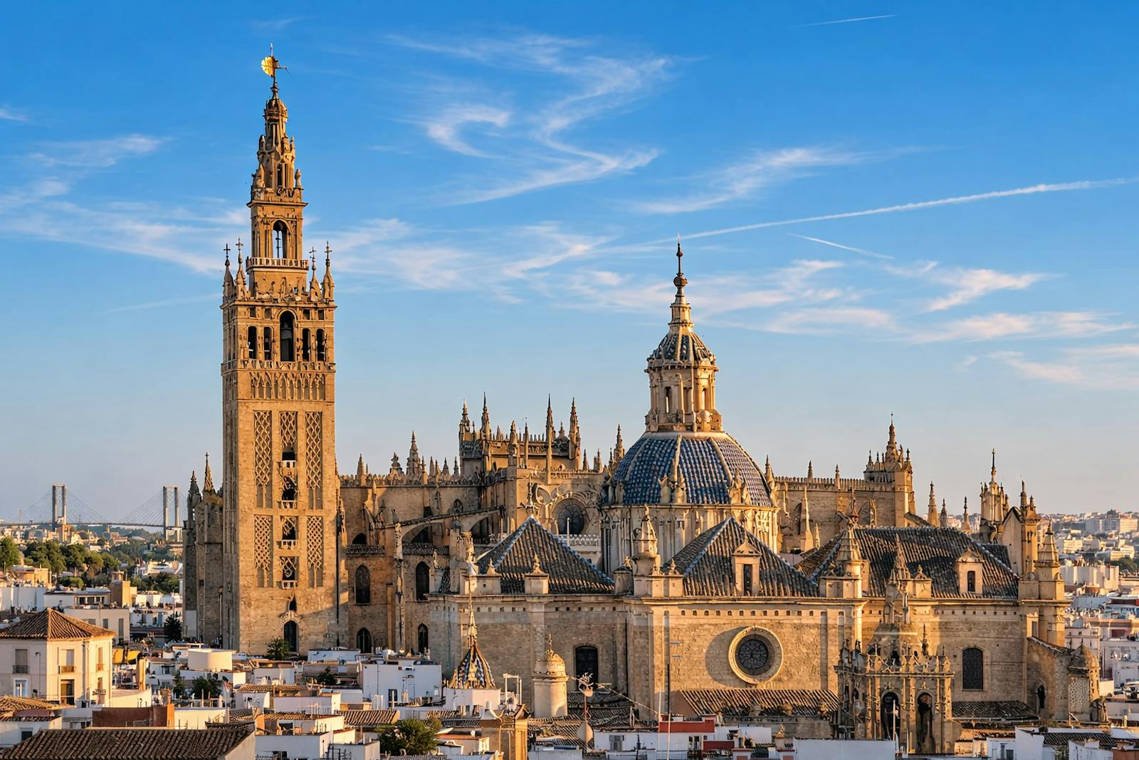 Luftfoto av Sevilla-katedralen ved solnedgang