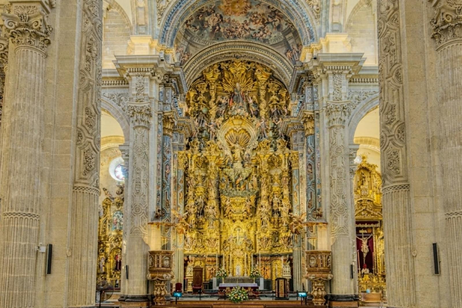 Majestetisk indre visning av Sevilla-katedralen