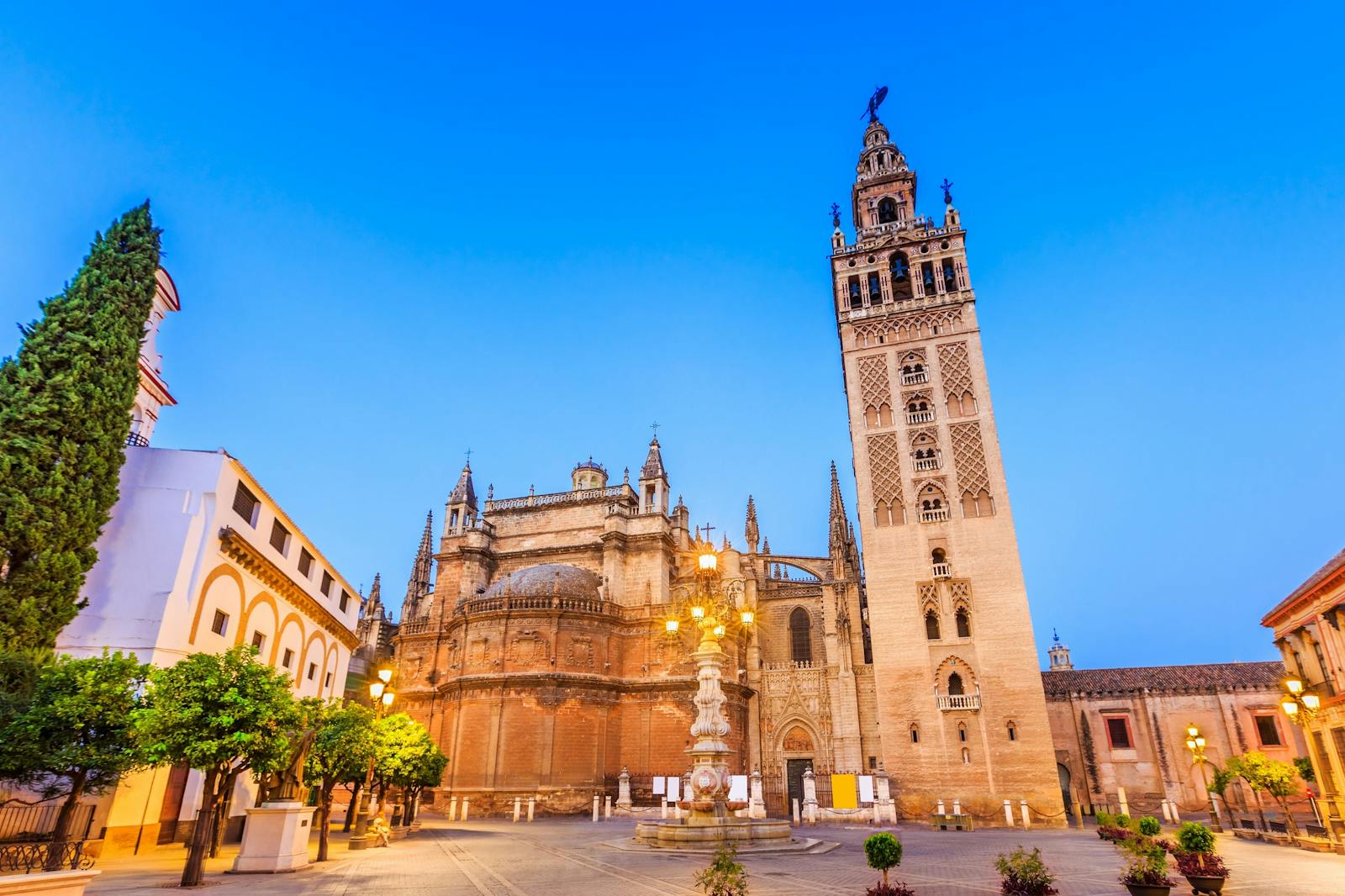 Nedadrettet utsikt over Sevilla-katedralen og Giralda
